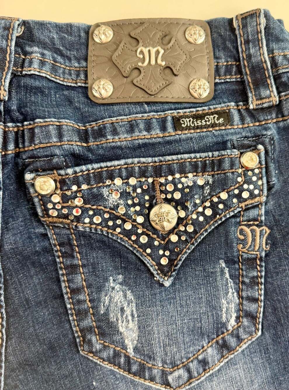 Miss Me Mid-Rise Easy Denim Shorts Rhinestone Studded Size 28 JE8361EH - Picture 6 of 11